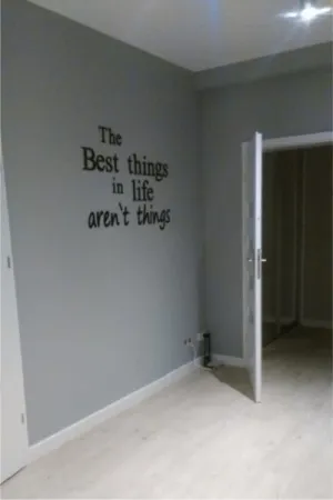 Napis The best things in life aren’t things wykonany ze sklejki, dekoracja ściany w nowoczesnym wnętrzu