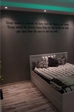 Napis Things cannot be reversed wykonany ze sklejki, ozdoba ściany w sypialni