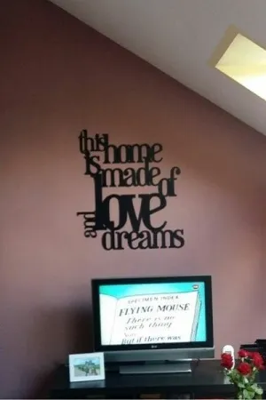 Napis dekoracyjny na ścianie: This home is made of love and dreams w eleganckim salonie