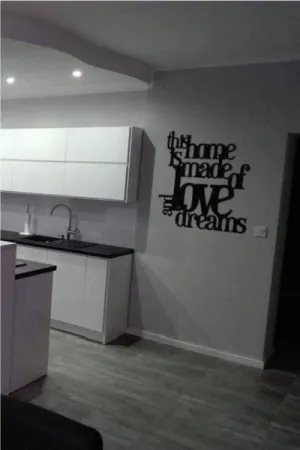 Napis This home is made of love and dreams wykonany ze sklejki, dekoracja w kuchni