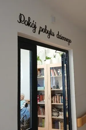 napis czarny nad drzwiami domu spokojnej starości