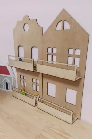 Drewniane półki w kształcie domków wycięte laserem, zamocowane na ścianie w pokoju dziecięcym