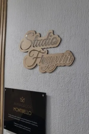 drewniany szyld z napisem z lustra