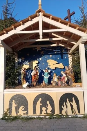 Drewniana szopka bozonarodzeniowa ustawiona na zewnatrz