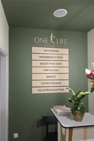 Drewniana tablica informacyjna z oferta gabinetu rehabilitacji