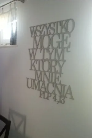 Napis: Wszystko mogę w Tym, który mnie umacnia z cytatem Flp 4,13, wycięty laserem z jasnej sklejki