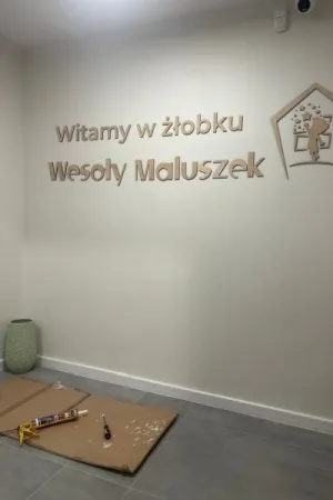 Drewniane litery i logo w zlobku wesoly maluszek
